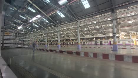 Mumbai-AC-Lokaler-Ankommender-CSMT-Bahnhof