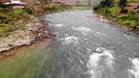 drone vuela sobre el agua del lago ba be, el lago natural más grande de la región noreste de la provincia de vietnam bac kan