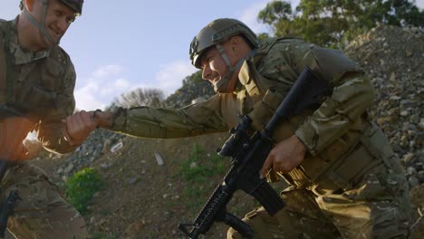 Vista-Lateral-Del-Entrenamiento-De-Soldados-Militares-Durante-El-Entrenamiento-Militar-4k