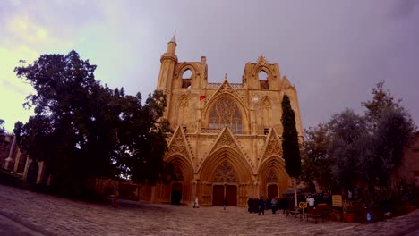 la catedral de san nicolás, la mezquita de lala mustafa pasha, es el edificio medieval más grande de famagusta y se inició en el año 1300 dc.