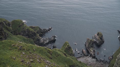 Majestätische,-Steile,-Hohe-Klippenseite-Der-Runden-Insel,-Blick-Von-Oben