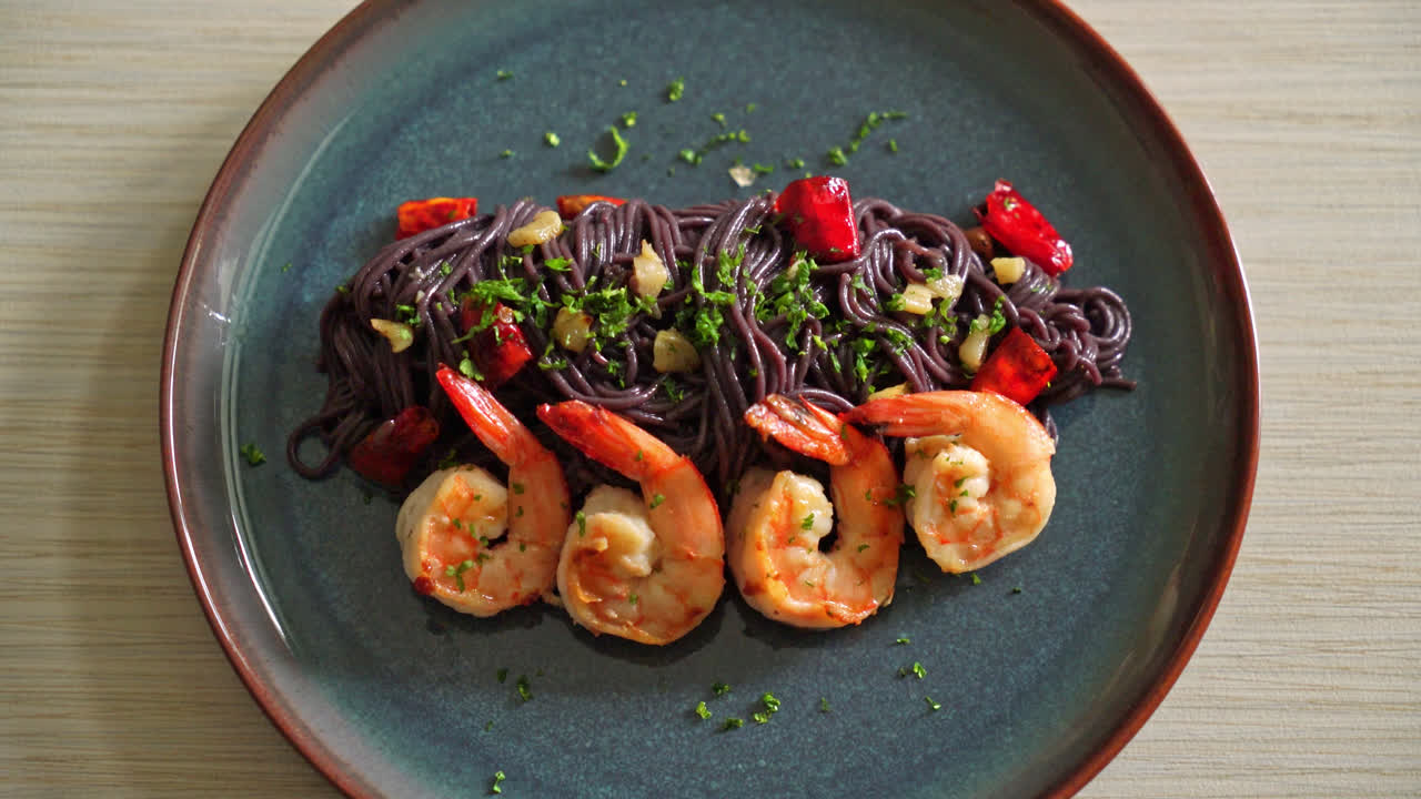 espaguetis negros salteados con ajo y gambas