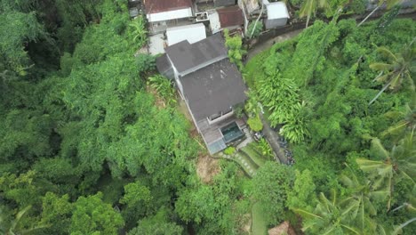 Vista-Aérea-De-Villa-De-Lujo-Y-Densa-Vegetación-Tropical-En-Ubud,-Isla-De-Bali,-Indonesia