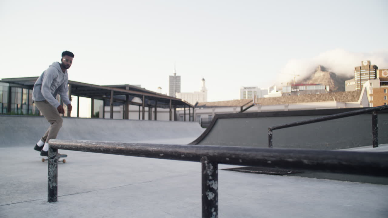 un joven irreconocible patinando