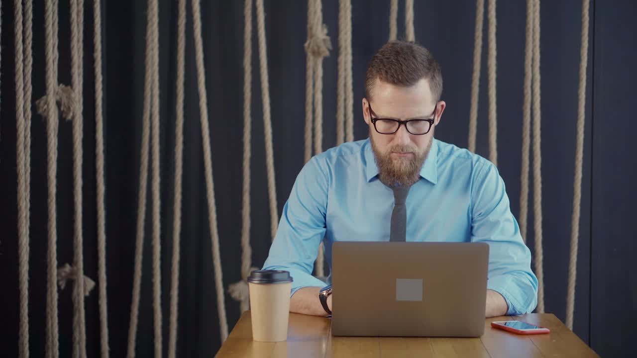 Hombre de negocios trabajando en la computadora portátil en café