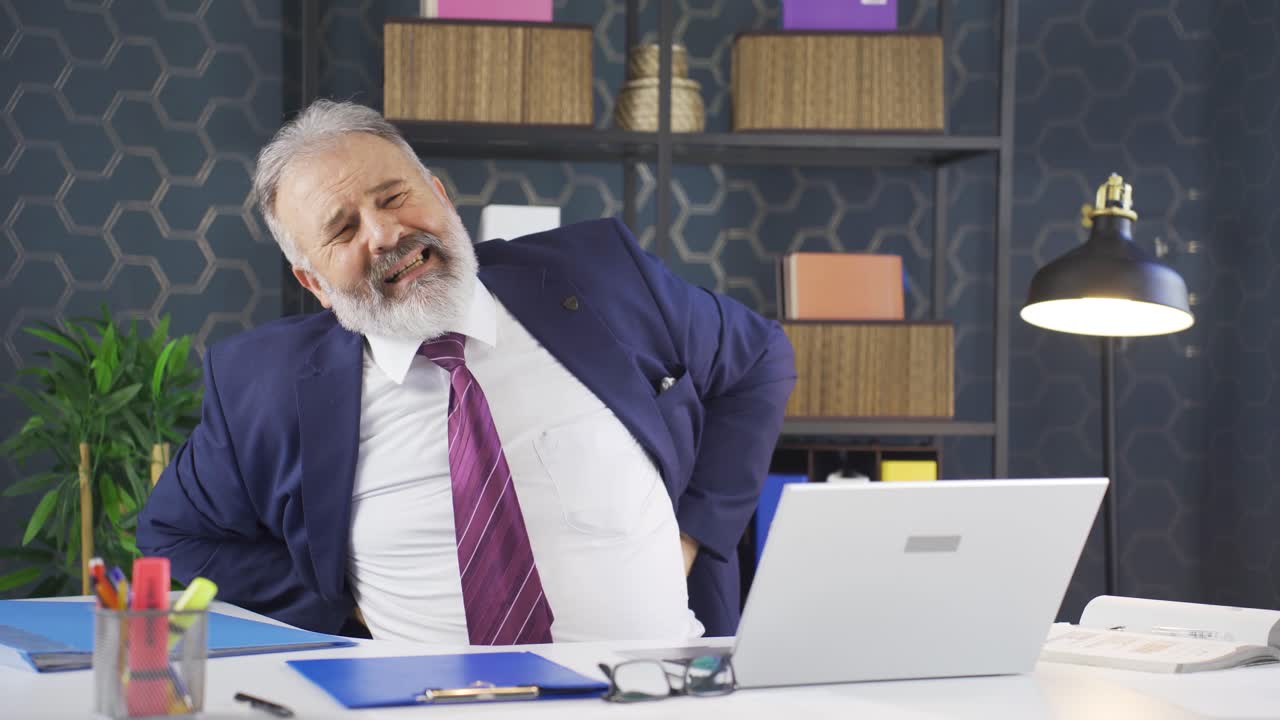 허리 통증과 헤르니아를 가진 사업가