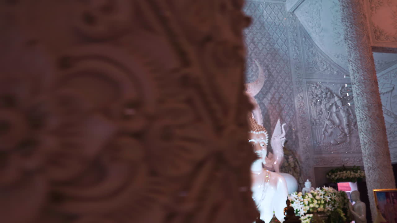 부처 의 동상 과 장식 된 기둥 과 벽 이 있는 사원 제단