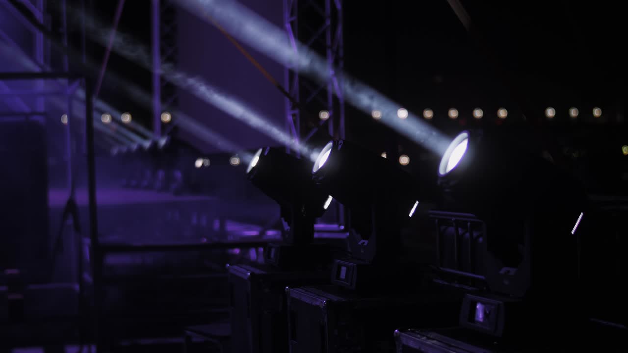 el reflector para los efectos brilla en el humo