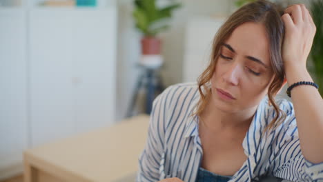 Mujer-Triste-Reflexiva-En-El-Sofá