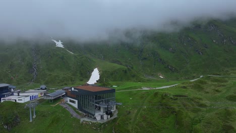 las operaciones en la estación de esquí de kitzsteinhorn están amenazadas por una espesa niebla.