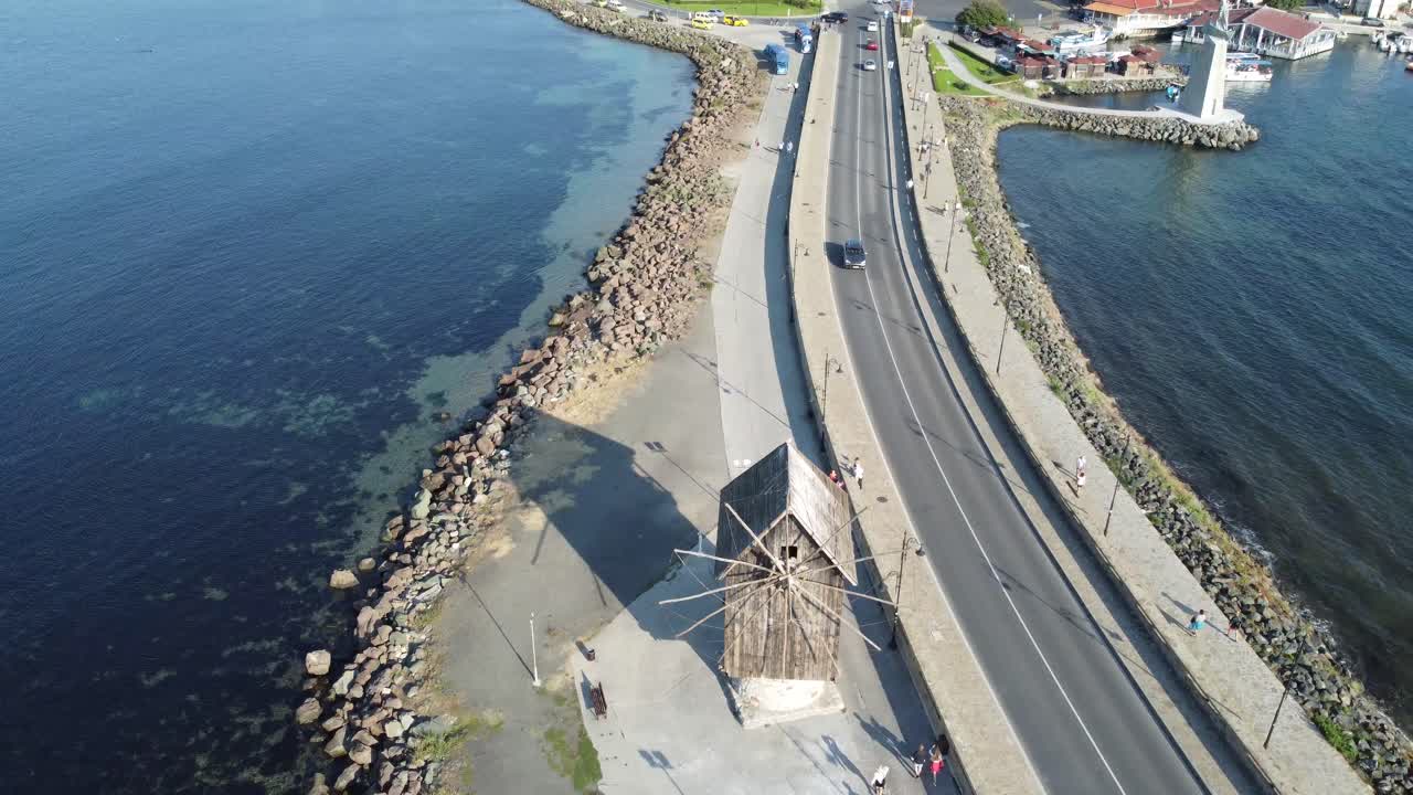 네세바르 해변 휴양지로 이어지는 지대 위에 있는 상징적인 목조 풍차