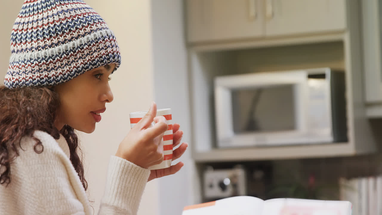Donna con abiti caldi che prende un caffè 4K 4k