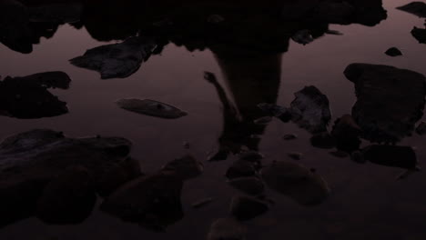 reflejo de mujer bailando al atardecer