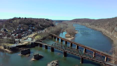 aerial sobre el parque histórico nacional harper's ferry y el río shenandoah en el condado de jefferson, virginia occidental, ee.uu.