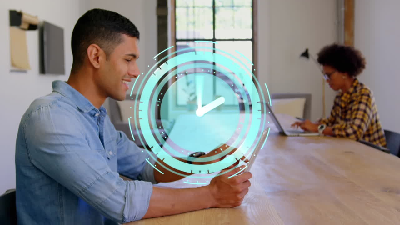 animación de un reloj moviéndose rápido sobre un hombre de negocios usando una computadora portátil