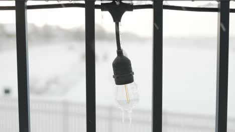 Carámbanos-Que-Se-Forman-En-Una-Bombilla-Exterior-Durante-Una-Tormenta-De-Nieve---Cierre-Aislado