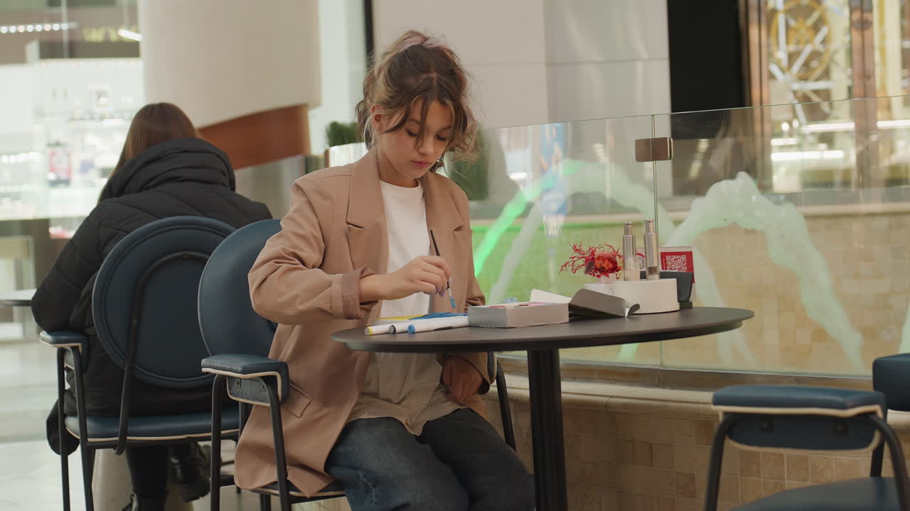 Estudiante analizando documentos de estudio, ambiente tranquilo de biblioteca con mujer concentrada en la revisión de documentos, ambiente sereno de cafetería donde la estudiante estudia diligentemente sus materiales de lectura
