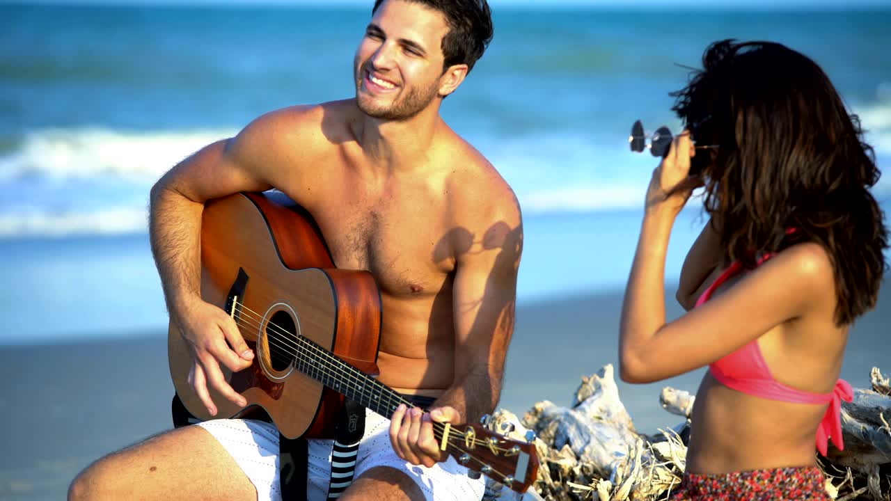 사진을 찍는 히스패닉 여성 백인 남성 기타 연주