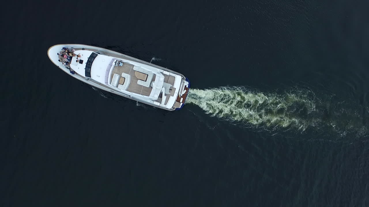 моторная лодка плавание голубое море, морской туризм, туристический отдых на белой яхте