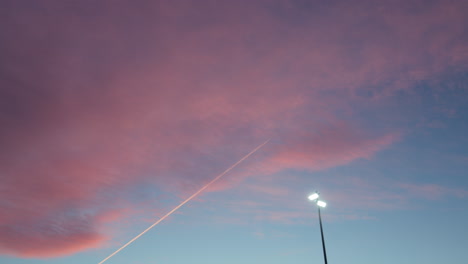 avión con el cielo de la línea de rastro
