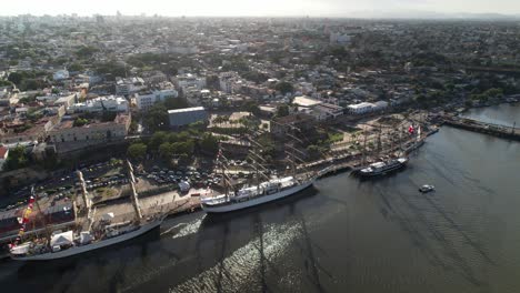 Panorámica-En-órbita-Sobre-Encuentro-De-Buque-Escuela-Fragata-En-Ciudad-De-Santo-Domingo