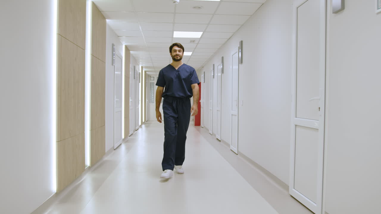 Doutor a caminhar no corredor do hospital