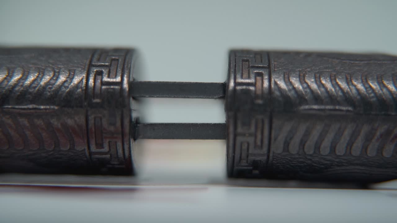 두 개의 고대 칼의 매크로, 부드러운 닫기, 중국 고대 무기, 역사적인 빈티지 칼날, 오래된 텍스처 스, 전통적인 칼날, 전문 조명, 영화 속도 느린 120fps.