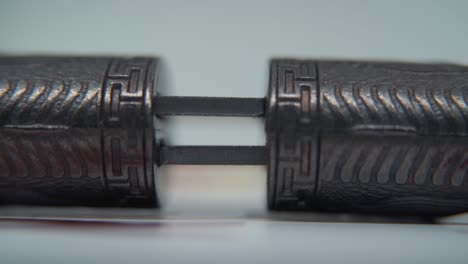 una toma macro de dos cuchillos antiguos cierre suave, arma antigua china, hoja histórica de época, acero de textura antigua, daga tradicional, iluminación profesional, cámara lenta cinematográfica 120 fps