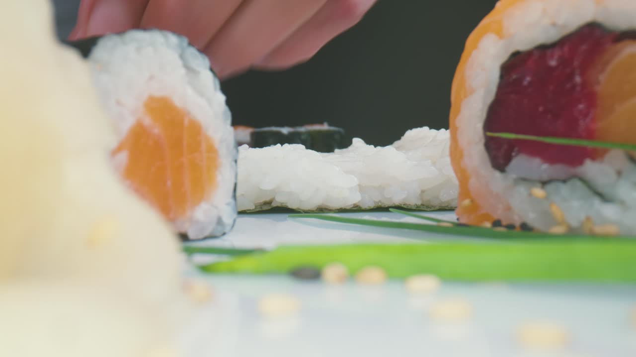 cocinero de cultivos haciendo sushi en un restaurante