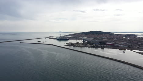 gran vista aérea del puerto pesquero e industrial de sete con un muelle de cruceros