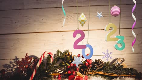 animación del texto de 2023 y decoraciones navideñas en el fondo