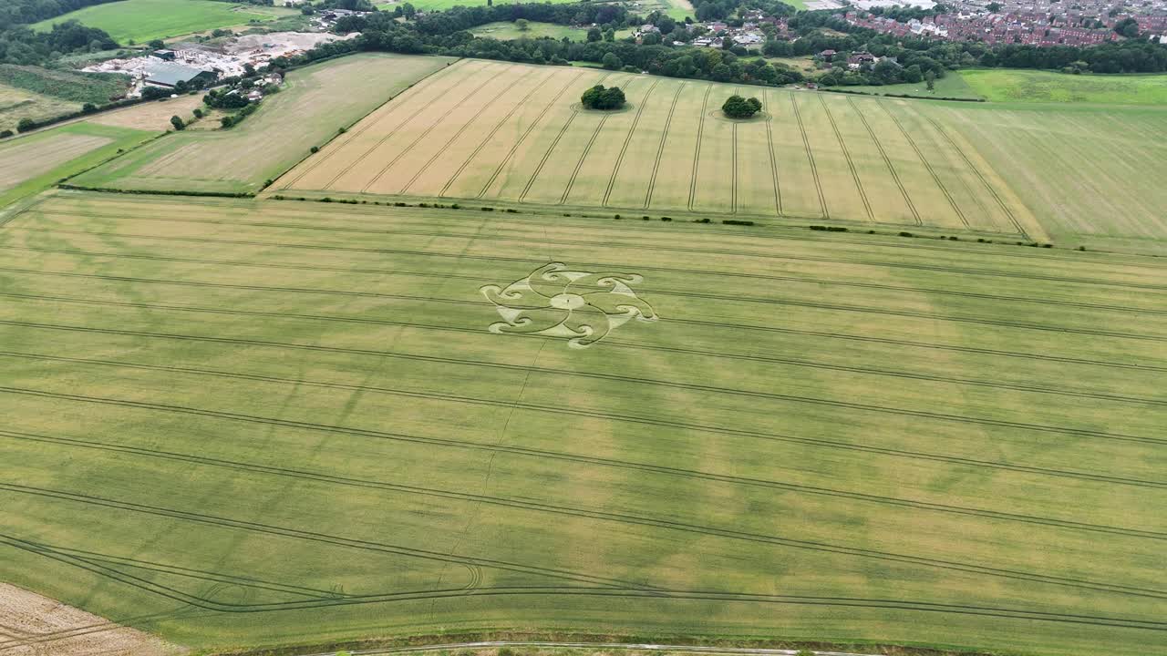 스피럴 만달라 작물 원 항공 뷰는 윌트셔 밀  위에 아래로 기울기를 설정합니다.