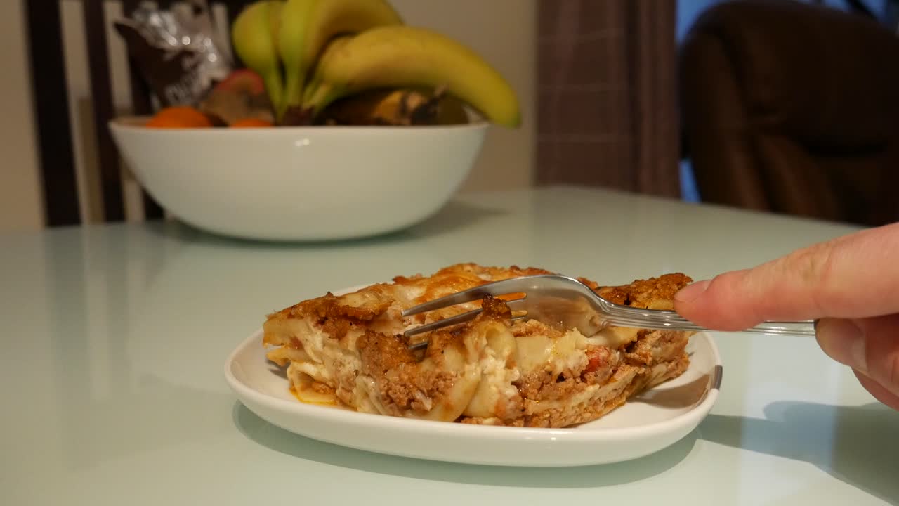 comiendo deliciosa lasaña