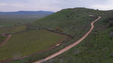 Luftaufnahme-Von-Unwegsamem-Gelände-Und-Unbefestigter-Straße-Am-Hang-Des-Berges-Shifon,-Israel