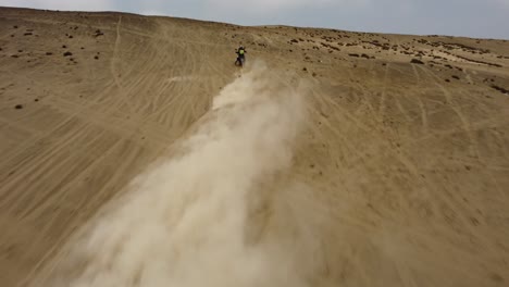 motocicleta en las dunas del desierto