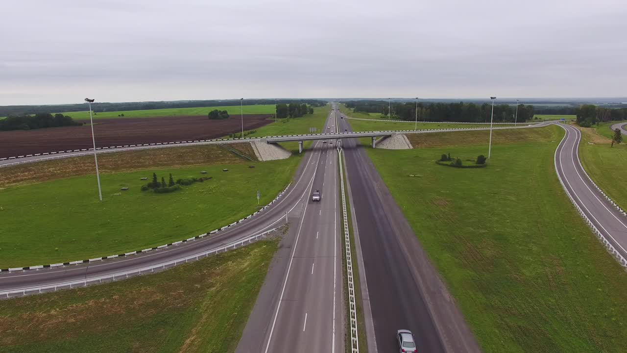 고속도로 교차로에서 볼 수 있습니다.