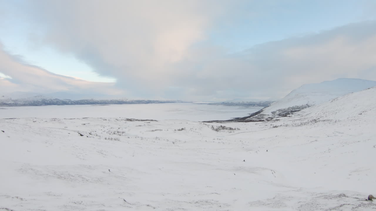 hermosa vista sobre las montañas en un día nublado en el norte de suecia
