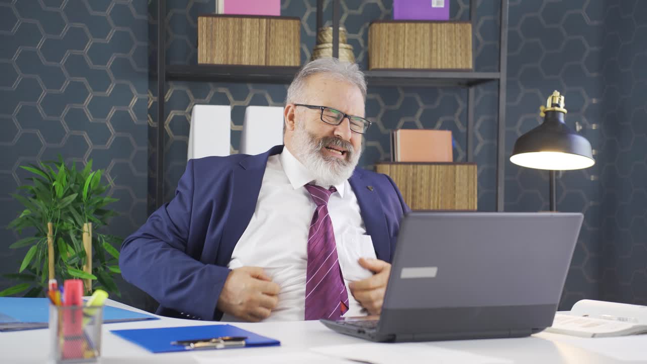 hombre de negocios con dolor de muelas.