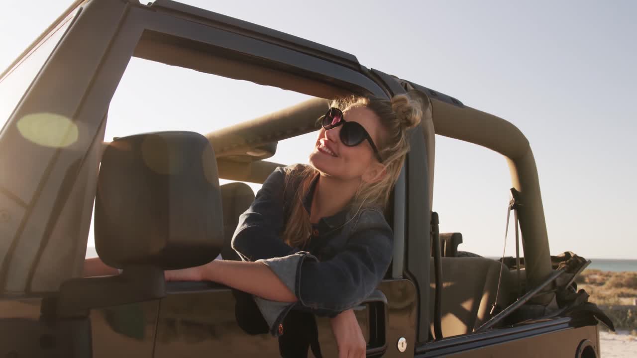 mujer disfrutando de su tiempo libre durante un viaje por carretera