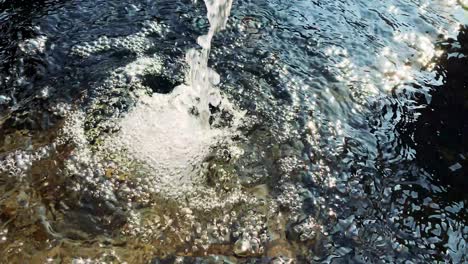 Wasser-Fließt-In-Einen-Brunnen-Und-Spritzt