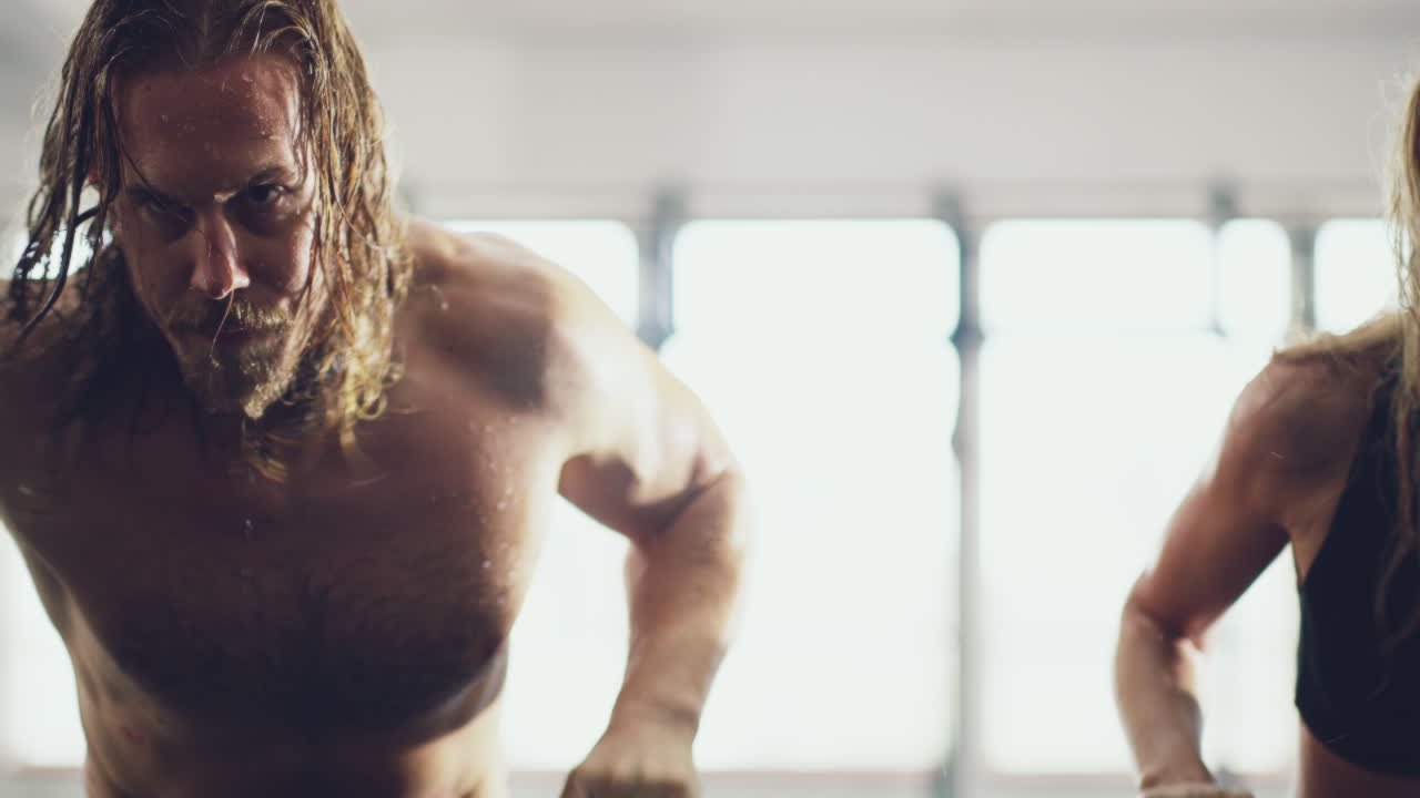 empujándose unos a otros más.