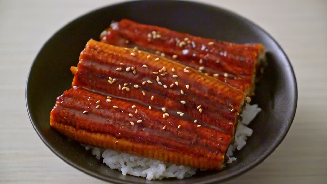 밥그릇이나 장어 덮밥으로 구운 일본 장어 - 일본 음식 스타일
