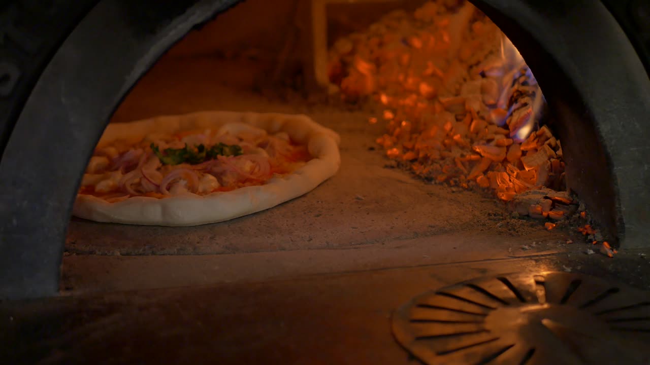 hornear pizza en horno de leña parte 2 de 3 4k