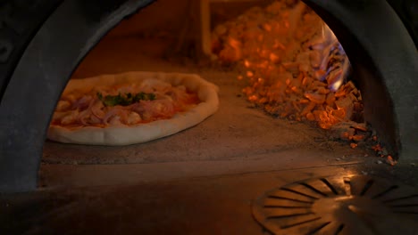 Hornear-Pizza-En-Horno-De-Leña-Parte-2-De-3-4k