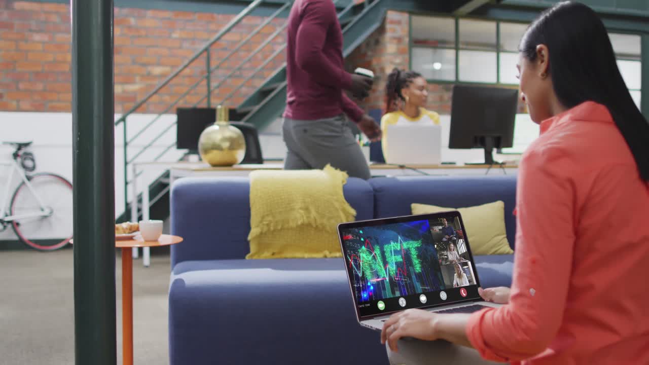 Imprenditrice birazziale che usa il laptop per una videochiamata con diversi colleghi d'affari