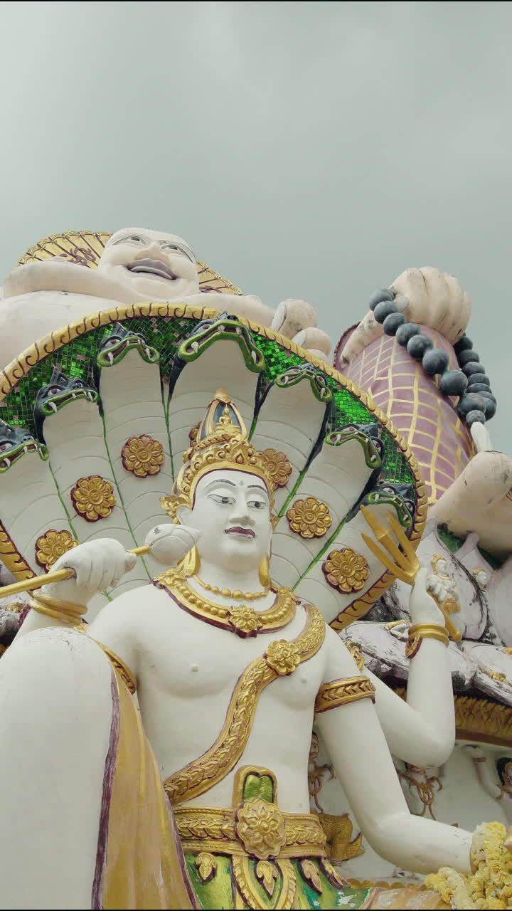 Statua di Guanyin con naga a più teste presso il tempio Wat Plai Laem sull'isola di Koh Samui in Thailandia.