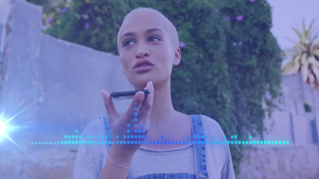 animación de columnas en movimiento y senderos de luz sobre mujer biracial hablando en teléfono inteligente.