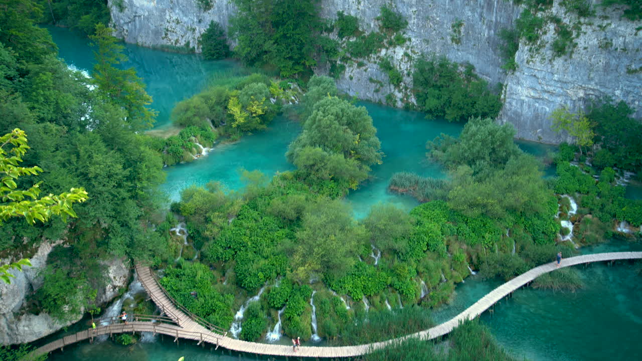paseo marítimo en las cascadas, lagos de plitvice, croacia