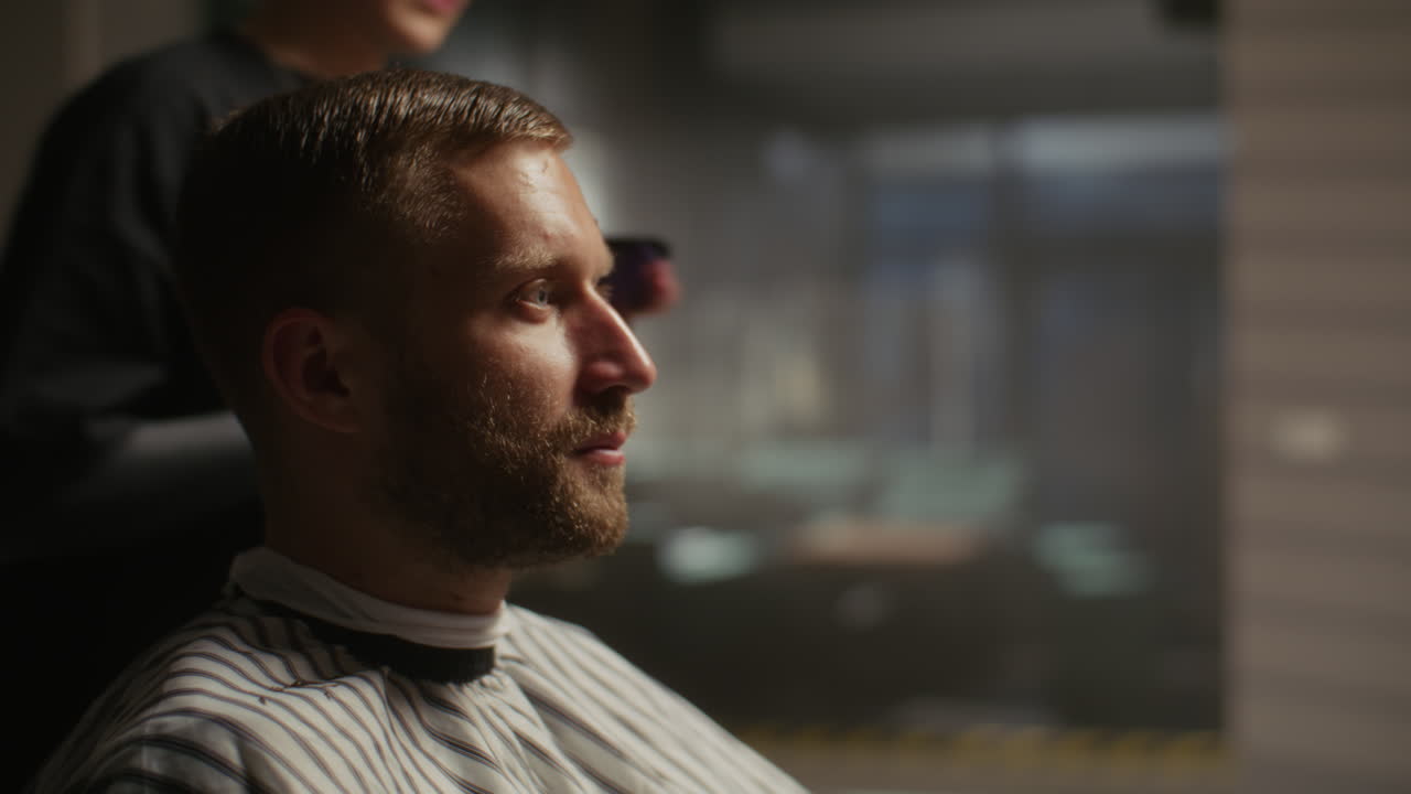 un hombre se corta el cabello en una barbería.