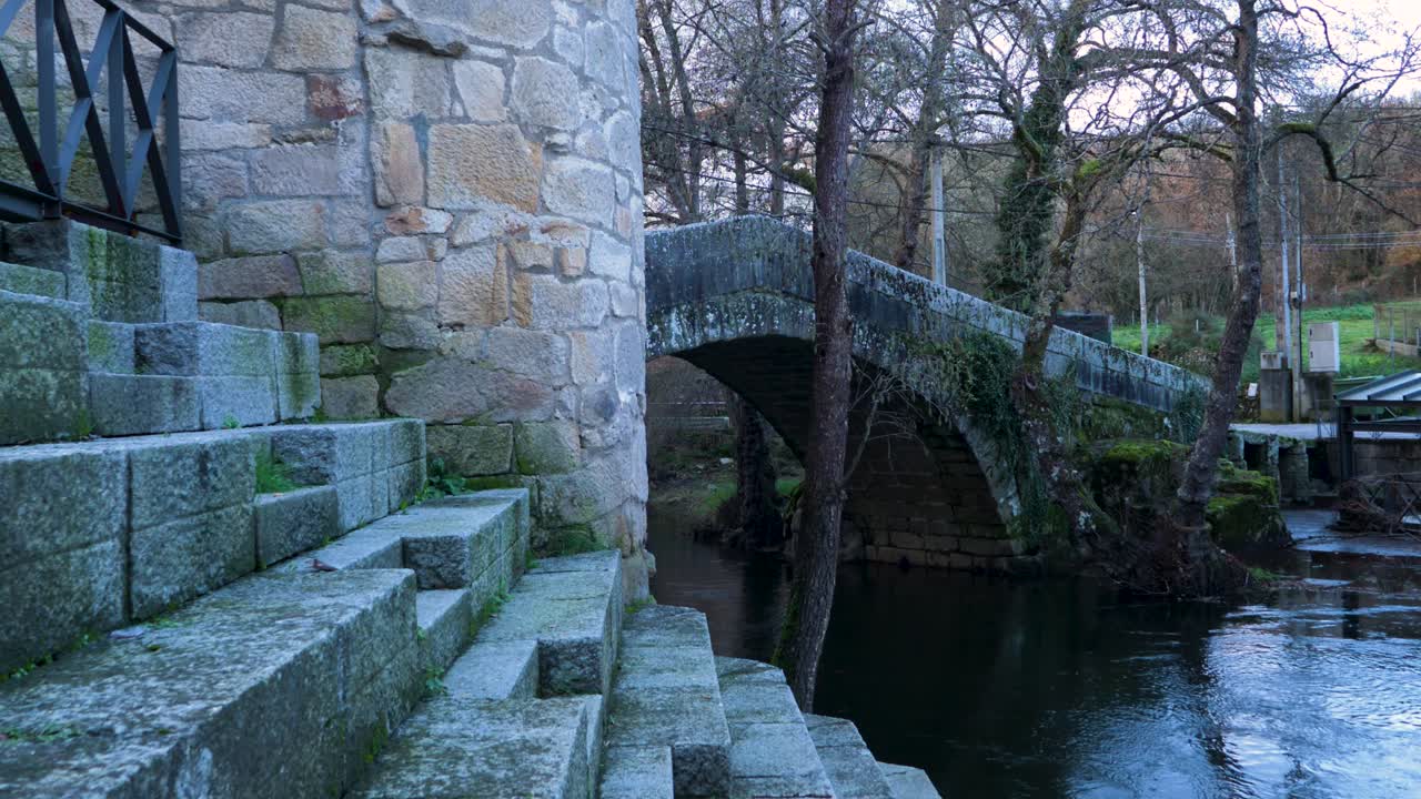정확하게 조각 된 돌과 그라나이트 계단은 로마의 아치 다리와 함께 몰가스 강으로 이어집니다.